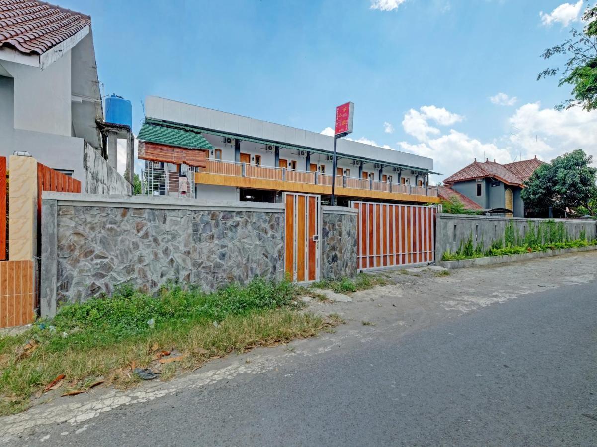 OYO 90325 Pondok Dnayu Syariah Jarakan Bagian luar foto